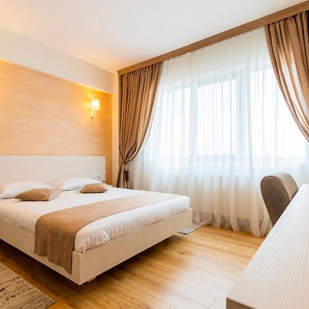 Hotel Bulevard Рымнику-Вылча Экстерьер фото