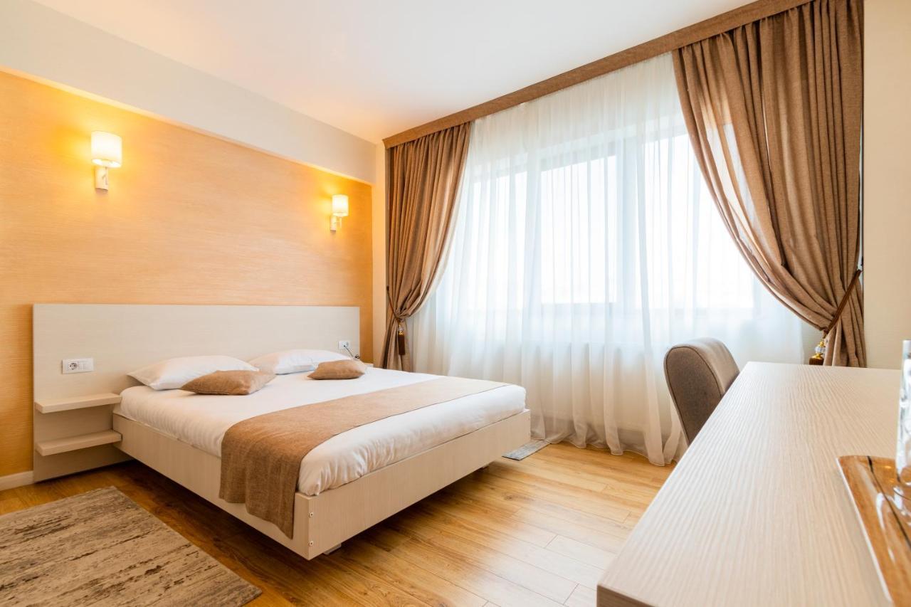 Hotel Bulevard Рымнику-Вылча Экстерьер фото