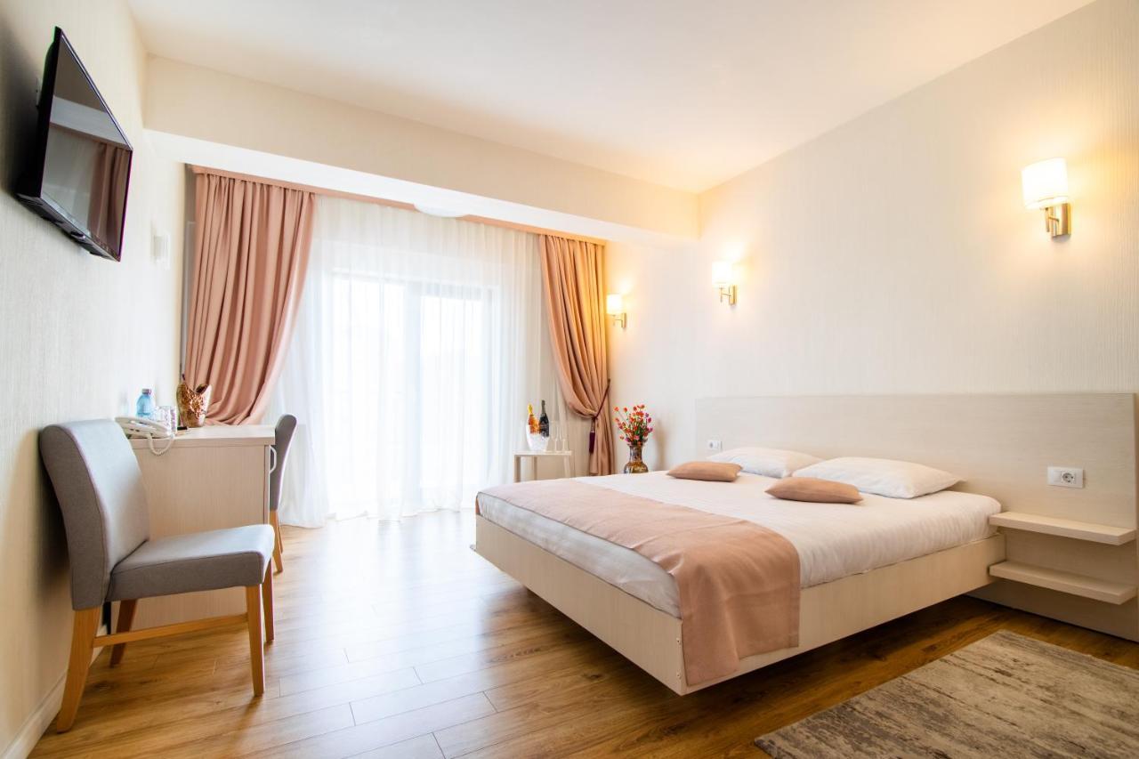 Hotel Bulevard Рымнику-Вылча Экстерьер фото