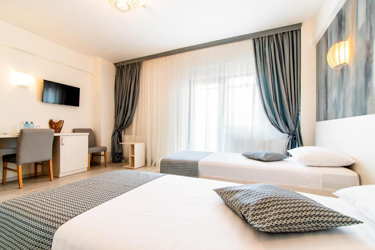 Hotel Bulevard Рымнику-Вылча Экстерьер фото