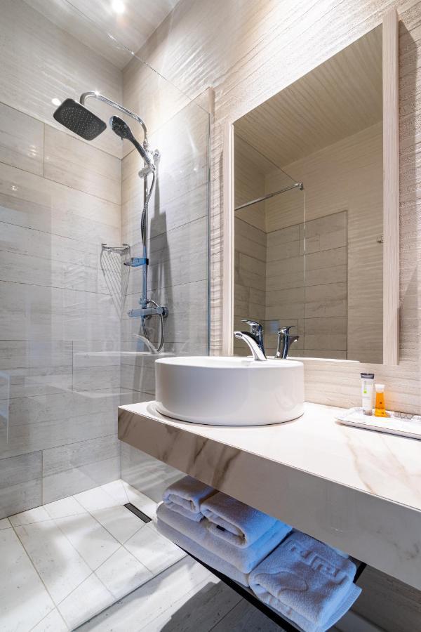 Hotel Bulevard Рымнику-Вылча Экстерьер фото