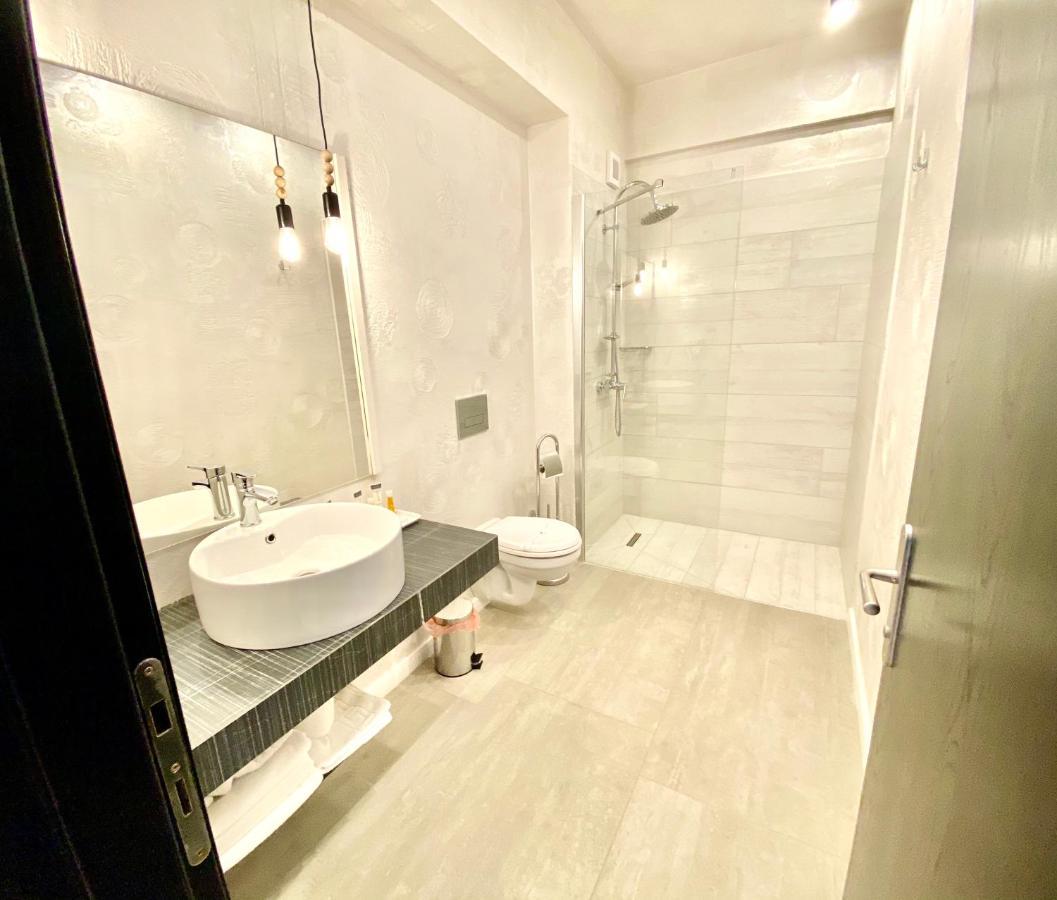 Hotel Bulevard Рымнику-Вылча Экстерьер фото