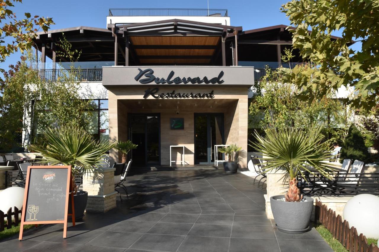 Hotel Bulevard Рымнику-Вылча Экстерьер фото